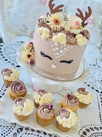 Babyschower taart met cupcakes