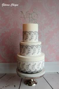silver &amp; white wedding cake_1